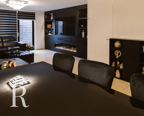 Zwarte cinewall en kast en eettafef