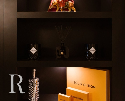 Zwarte cinewall met accessoires