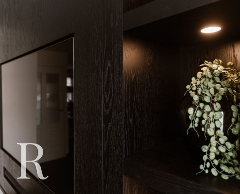 Zwarte cinewall met sfeerhaard