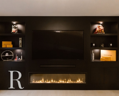 Zwarte cinewall met sfeerhaard