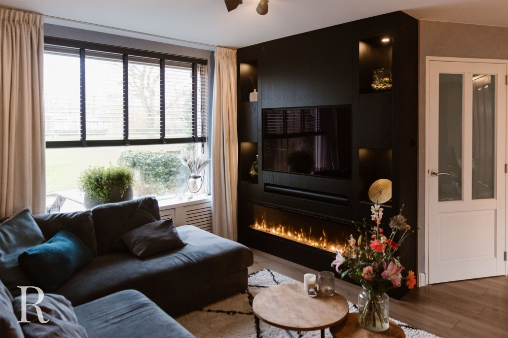 Zwarte cinewall met sfeerhaard