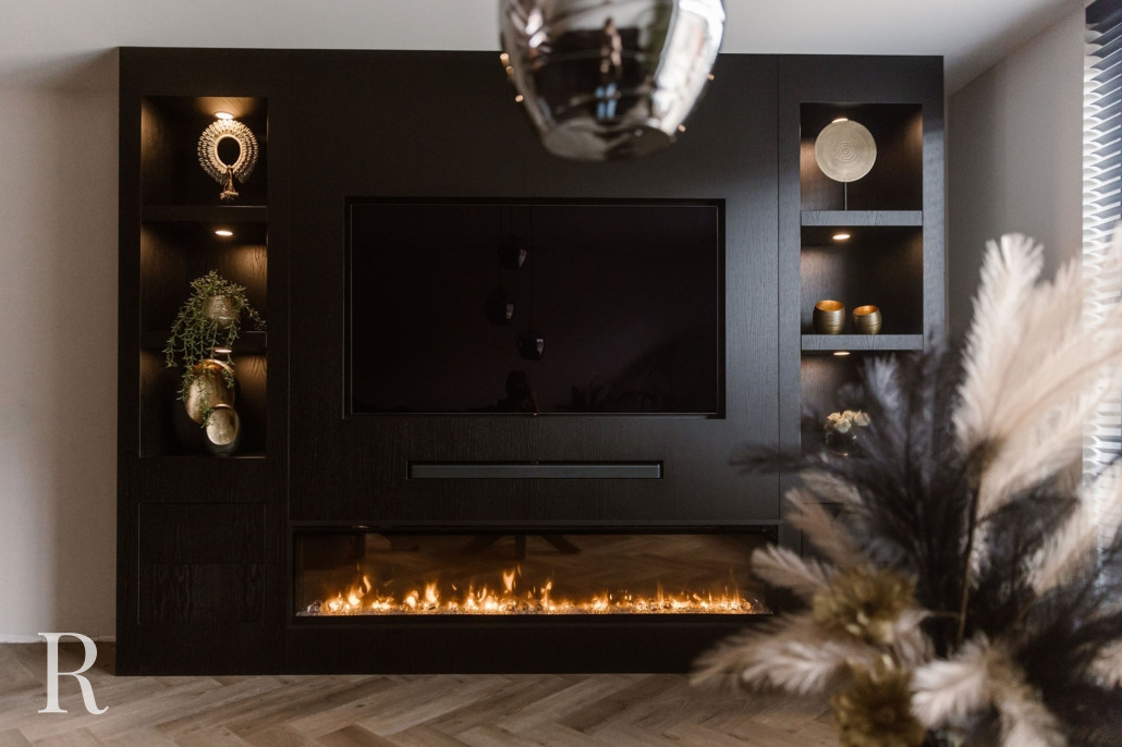 Zwarte cinewall met sfeerhaard