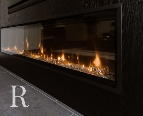 Zwarte cinewall met sfeerhaard