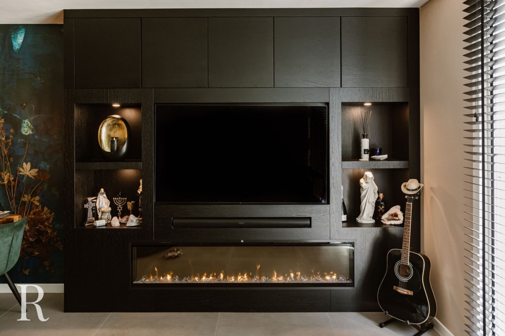 Zwarte cinewall met sfeerhaard