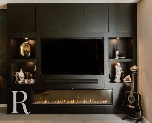 Zwarte cinewall met sfeerhaard