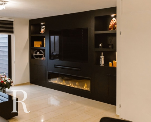 Zwarte cinewall met sfeerhaard