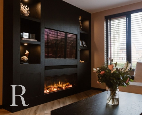 Zwarte cinewall met sfeerhaard en bloktafel