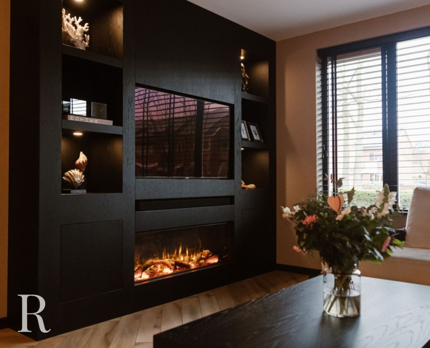 Zwarte cinewall met sfeerhaard en bloktafel