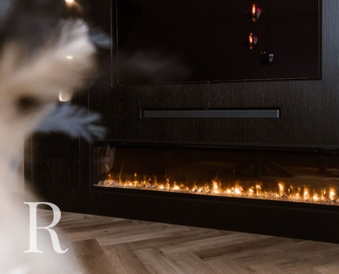 Zwarte cinewall met sfeerhaard