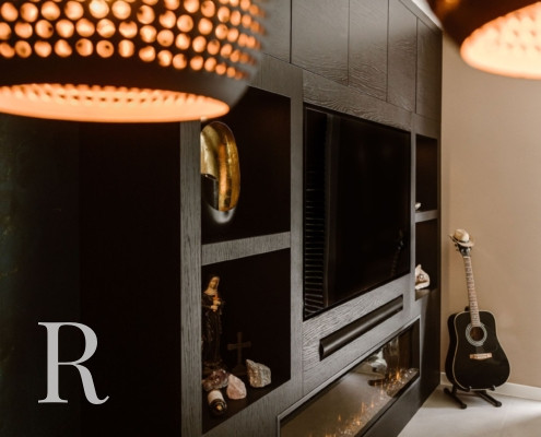 Zwarte cinewall met sfeerhaard