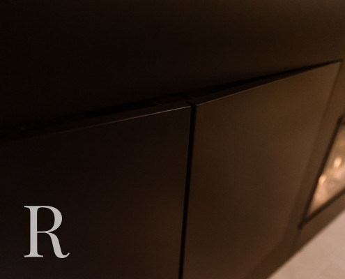 Zwarte cinewall met sfeerhaard