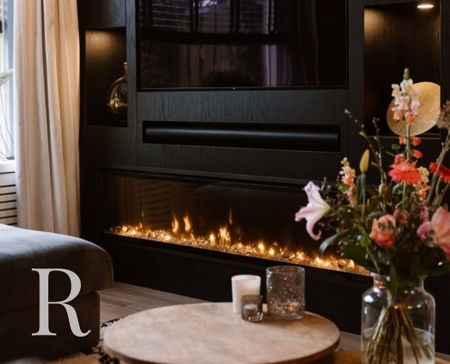 Zwarte cinewall met sfeerhaard