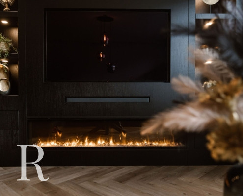 Zwarte cinewall met sfeerhaard