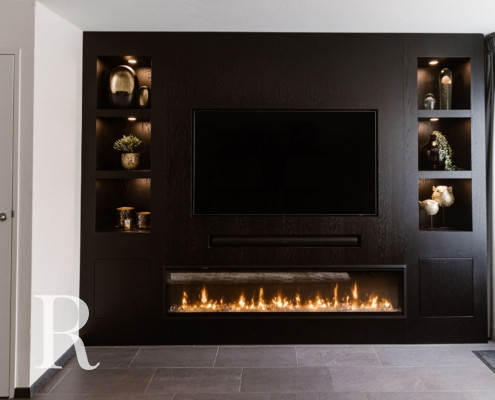 Zwarte cinewall met sfeerhaard