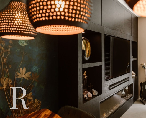 Zwarte cinewall met sfeerhaard