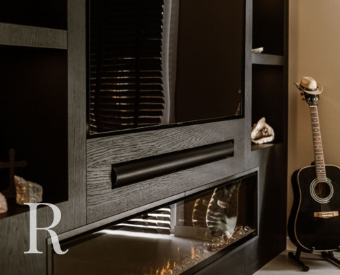 Zwarte cinewall met sfeerhaard