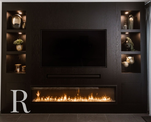 Zwarte cinewall met sfeerhaard