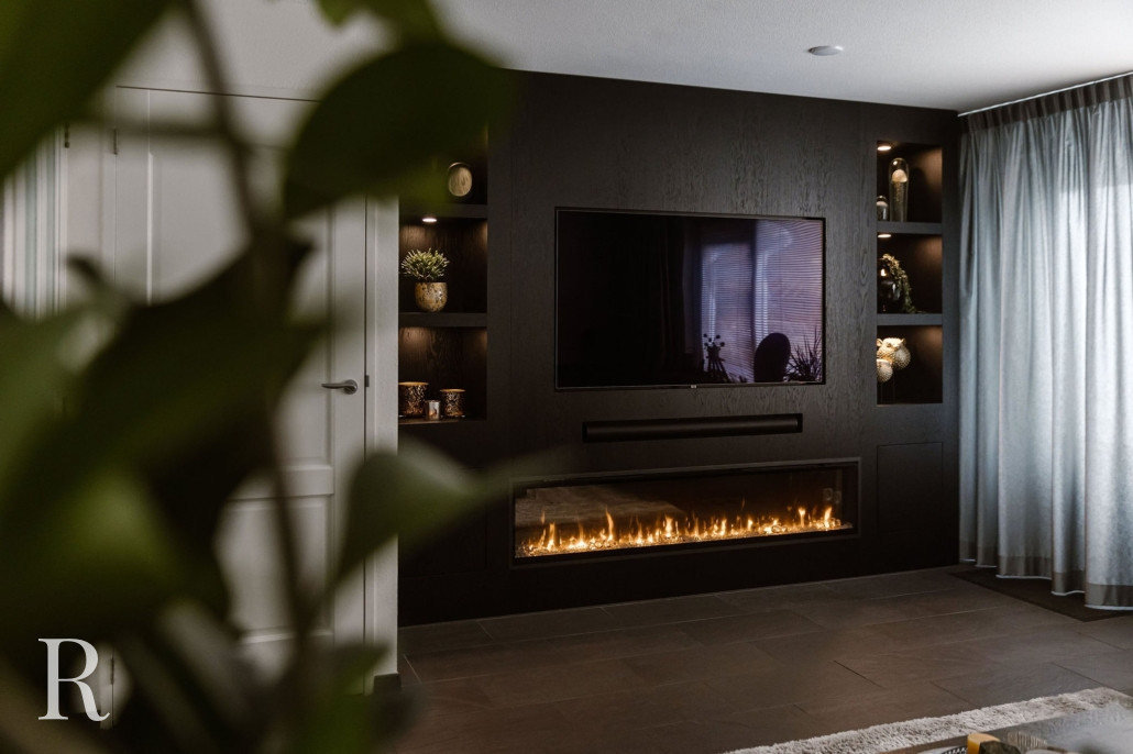 Zwarte cinewall met sfeerhaard