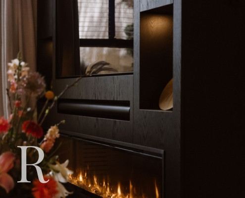 Zwarte cinewall met sfeerhaard