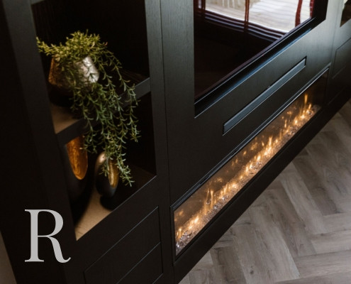 Zwarte cinewall met sfeerhaard