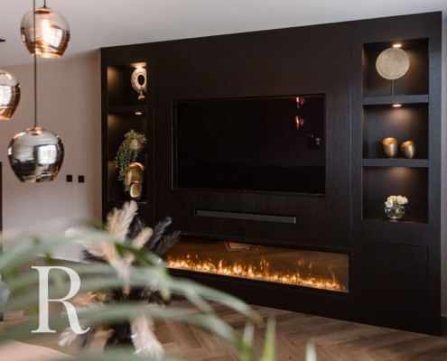 Zwarte cinewall met sfeerhaard