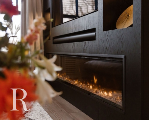 Zwarte cinewall met sfeerhaard