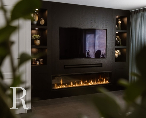 Zwarte cinewall met sfeerhaard