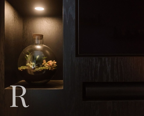 Zwarte cinewall met sfeerhaard en accessoires