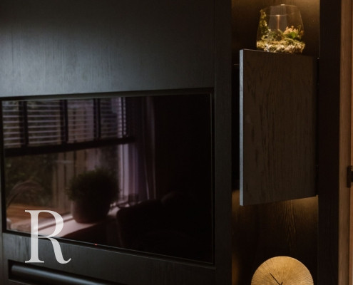 Zwarte cinewall met sfeerhaard en accessoires