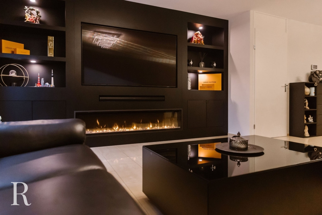 Zwarte cinewall met sfeerhaard