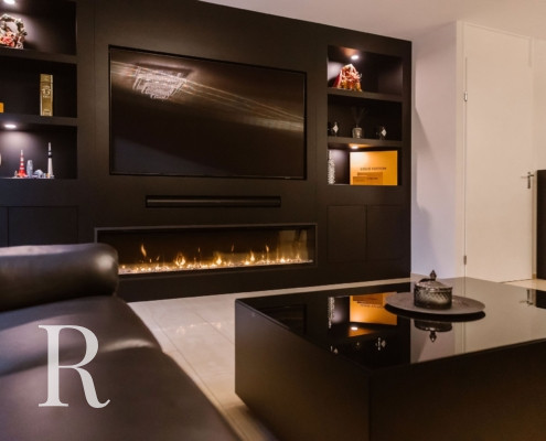 Zwarte cinewall met sfeerhaard