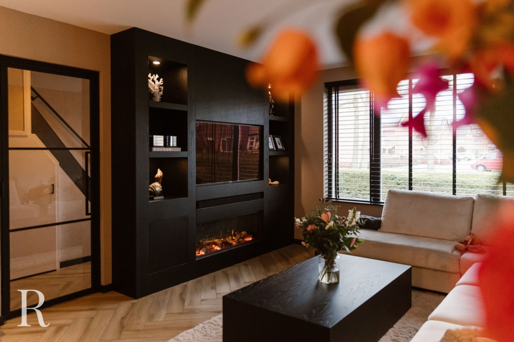 Zwarte cinewall met sfeerhaard en bloktafel