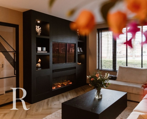 Zwarte cinewall met sfeerhaard en bloktafel