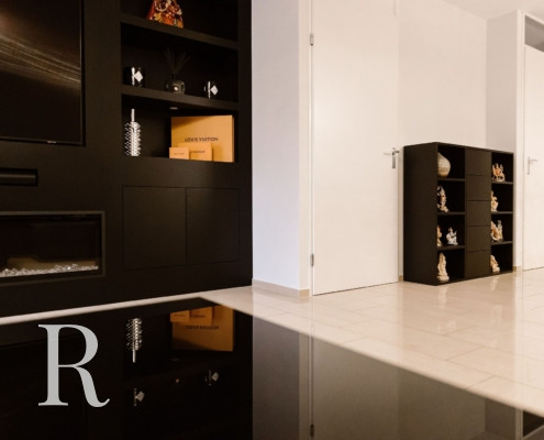 Zwarte cinewall met sfeerhaard en kast