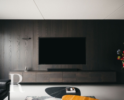 Donkerbruine cinewall met opbergruimte