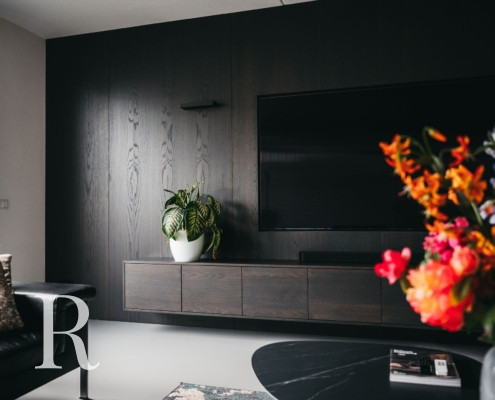 Donkerbruine cinewall met opbergruimte