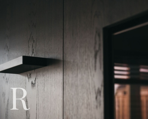 Donkerbruine cinewall met opbergruimte