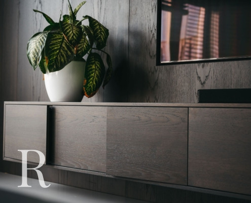 Donkerbruine cinewall met opbergruimte