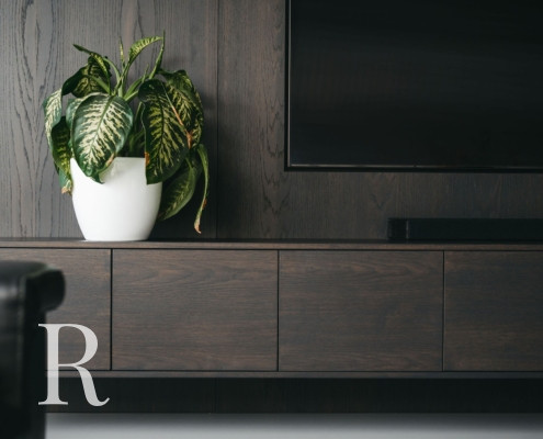 Donkerbruine cinewall met opbergruimte