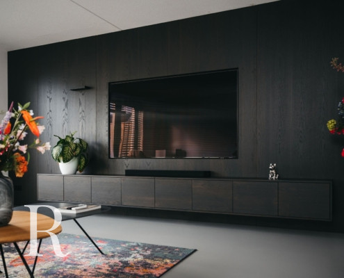 Donkerbruine cinewall met opbergruimte