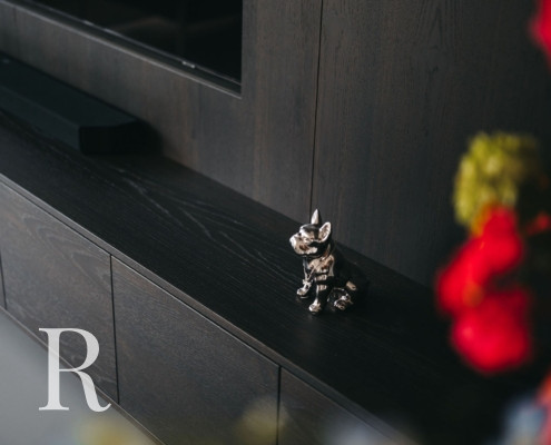 Donkerbruine cinewall met opbergruimte