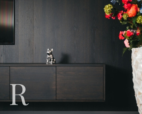 Donkerbruine cinewall met opbergruimte