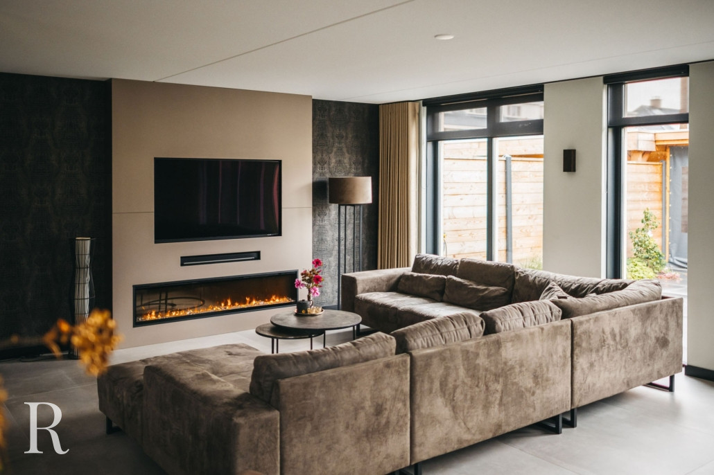 Taupe cinewall met sfeerhaard