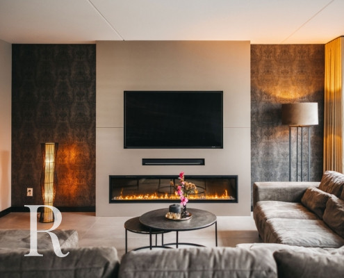 Taupe cinewall met sfeerhaard