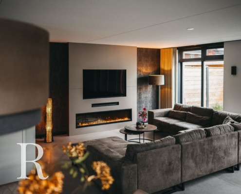 Taupe cinewall met sfeerhaard