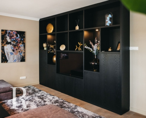 Zwarte cinewall met opbergruimte