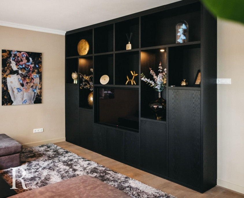 Zwarte cinewall met opbergruimte