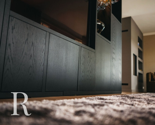 Zwarte cinewall met opbergruimte