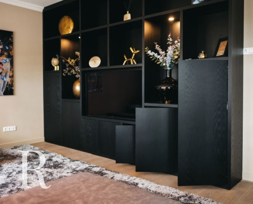 Zwarte cinewall met opbergruimte