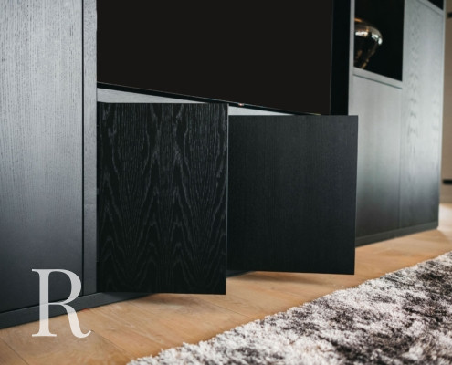 Zwarte cinewall met opbergruimte